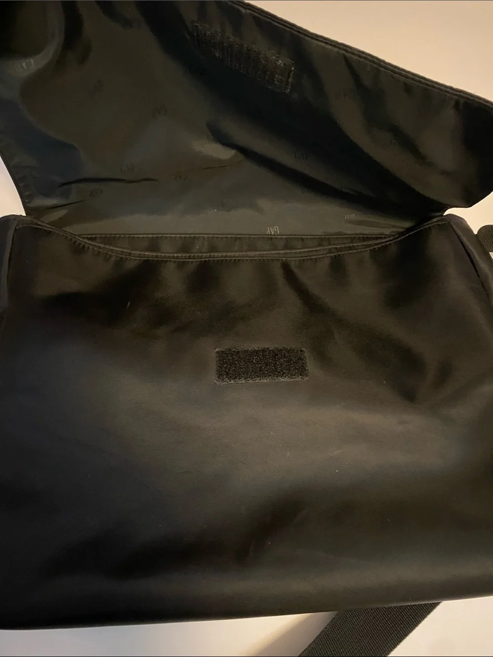 GAP Black Men's Messenger Bag with Adjustable Strap